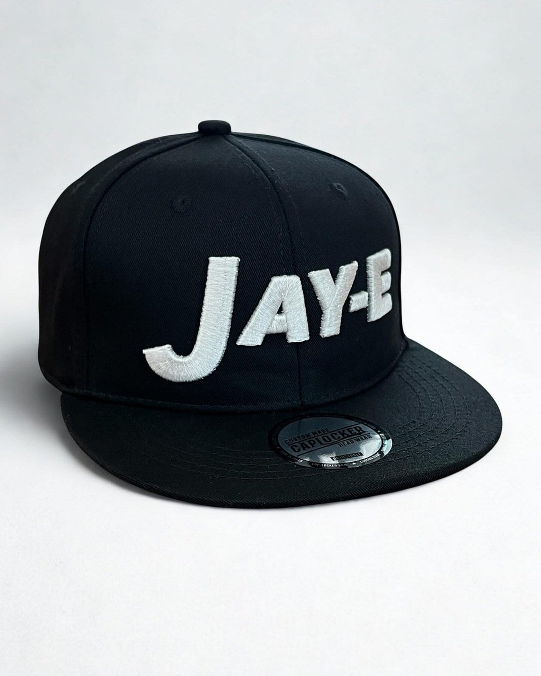 JAY-E様の3D刺繍オリジナルキャップ(黒スナップバック・白ロゴ)